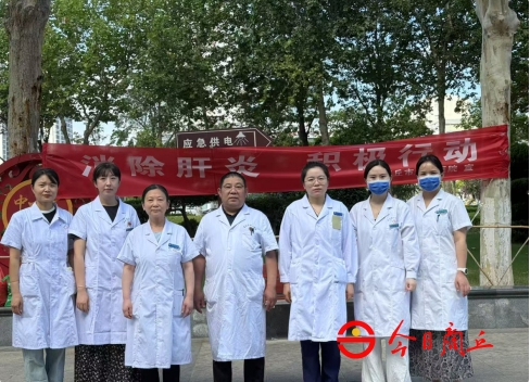 商丘市中心醫(yī)院組織專(zhuān)家團(tuán)隊(duì)走進(jìn)金世紀(jì)廣場(chǎng)開(kāi)展世界肝炎日主題宣傳活動(dòng)